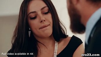 Doğal Göğüslü Dolgun Esmer Whitney Wright, Şanslı Bir Adama Öpücük Veriyor Ve Ardından Aşağı Iniyor.