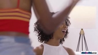Ebony Misty Stone, Lezbiyen Videoda Sakso Çekiyor Ve Yüzüne Oturuyor