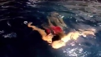 Doğal Varlıklara Sahip Dolgun Göğüslü Bir Bebek, Saçında Rüzgarın Tadını Çıkarıyor