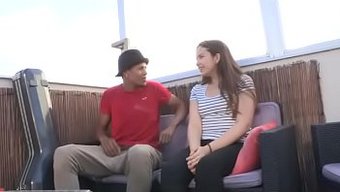 18+ Genç Kira'Nın Büyük Bir Yarrağı Ilk Kez Denemesi