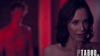 Küçük Göğüsler Ve Büyük Göğüsler Emily Willis Ve Emma Hix Gizemli Bir Keşiş Tarafından Takip Ediliyorlar