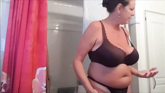 Büyük Doğal Göğüslü Amatör Milf Halka Açıkta Yaramazlık Yapıyor