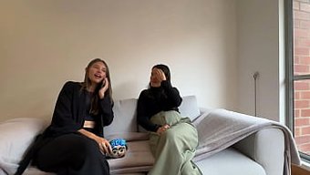 Hamilelik Şüphesi Arasında, Bir Kadının Lezbiyen Arzusu En Iyi Arkadaşı Tarafından Yerine Getirilir