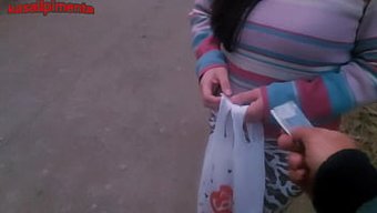 Fakir Bir Adam, Marjinal Bir Koloni Kızından Birkaç Kutu Için Faydalanır, Ancak Sonunda Onun Poposuna Boşalır