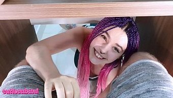 Sevimli Bir Genç Kızın Emmesi Ve Yutması Ile Ilgili Ev Yapımı Pov Videosu