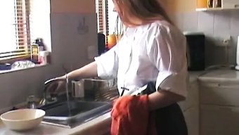 Bir Kızın Solo Mastürbasyon Seansını Izleyin.