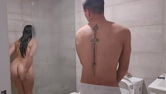 Üvey Kız Kardeşimin Havlusunu Aldım, Onunla Sert Bir Seks Yapmak Için.
