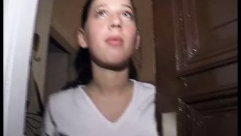 Genç Bir Esmerle Koltukta Am Yalamak Ve Mastürbasyon Yapmak