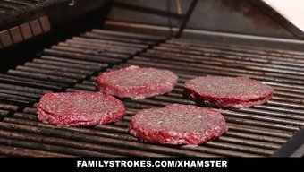 Familystrokes, Büyük Doğal Göğüsler Ve Sert Sikişle Dolu Sıcak Bir Üçlü Sunuyor