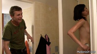 18 Yaşındaki Bebek, Erkek Arkadaşını Yaşlı Bir Adamla Aldatıyor