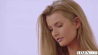 Mia Melano, Emmeyi Ve Yalamayı Seven Sarışın Bir Güzellik.