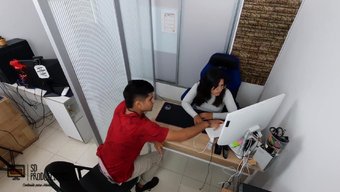 Kahverengi Gözlü Iş Arkadaşı Işyeri Fetişine Kendini Kaptırıyor - Ispanyolca Porno