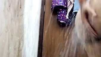Hintli Karı, Kocası Işteyken Yalnız Başına Banyo Yapıyor