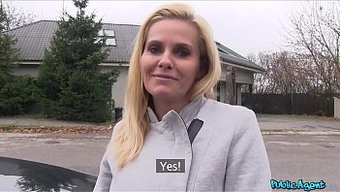 Büyük Göğüslü Amatör Sarışın Milf, Halka Açık Yerde Seks Yapmak Için Para Alıyor