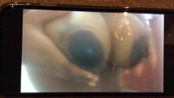 Siyah Amatör Karısı Büyük Doğal Göğüslerini Webcam'De Sergiliyor