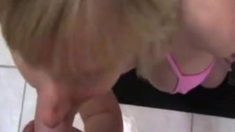 Amatör Milf, Üvey Babası Tarafından Amını Temizlenip Becerildi