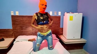 Ateşli Esmer Milf, Cadılar Bayramı Için Otel Odasında Üvey Kız Kardeşini Baştan Çıkarıyor.