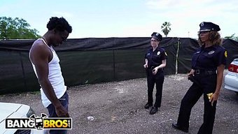 Genç Ve Çekici Polis Memurlarının Yer Aldığı Irklararası Grup Seks