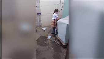 Masum Bir Genç Kızın Üvey Babası Tarafından Yakalandığı Güzel Bir Ev Yapımı Video.