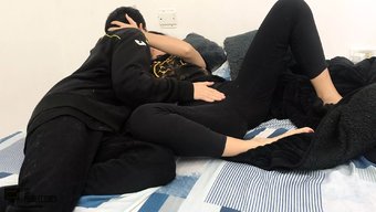 Kolombiyalı Genç Kız Üvey Kardeşinin Büyük Poposunu Dolduruyor