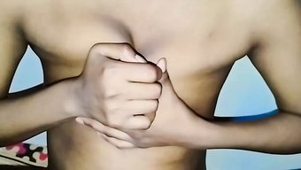 Büyük Doğal Göğüslü 18 Yaşındaki Hint Kızı Kamerada Yaramazlık Yapıyor