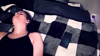 Ince Bir Kızın Vibratörle Kendini Orgazma Ulaştırmasını Izleyin