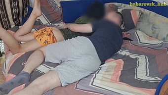 Kocasının Gözetimi Altında Bir Arkadaşıyla Karısının Cinsel Keşifleri