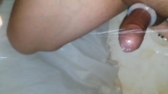 Emo Genç, Duşta Favori Oyuncakla Zevk Alıyor
