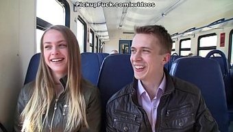 Iki Yarrak Ve Seksi Bir Kızla Halka Açık Bir Seks Deneyimi