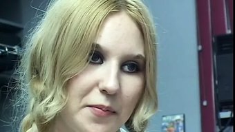 Kuyruklu Kuyruklu Genç, Sıkı Göt Deliğini Büyük Siyah Bir Yarrakla Beceriyor