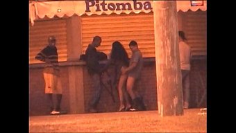 Farklı Kadınlarla Ve Çılgın Seks Sahneleriyle Vahşi Plaj Kiosk Karşılaşması.