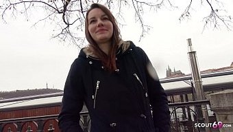 Alman Kız Veronica, Çoraplarıyla Yüzüne Sikişiyor Ve Soyunma Odasına Götürülüyor
