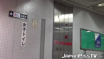 Japon Kadınlar Topluluk Tuvaletinde Idrar Yaparken Kameraya Çekti