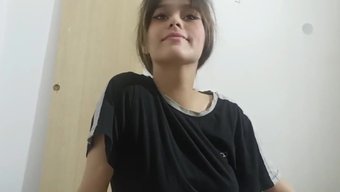 Kız Kardeş, Üvey Abisine Kız Arkadaşını Tatmin Etmesine Yardım Ediyor Ve Kız Kardeşinin Amını Tercih Ediyor. Tam Hikaye