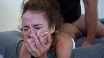 18 Yaşındaki Kızın Büyük Yarakla Ilk Deneyimi
