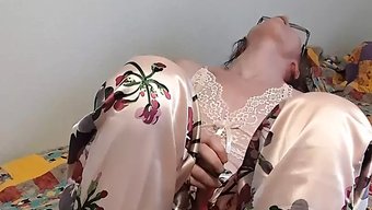 Lingerie Giyen Minyon Bebek Süper Azıyor Ve Orgazma Kadar Mastürbasyon Yapıyor
