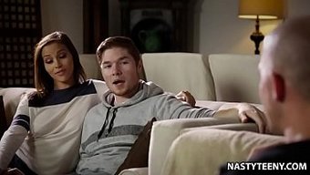 Göğüslü 18 Yaşındaki Kız, Arkadaşının Korkaklığından Cumshot Keyfi Alıyor - Karter Foxx