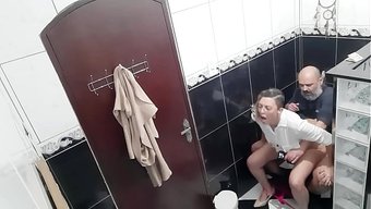 Bir Adam, Bir Bar Tuvaletinde Sevişen Lezbiyen Bir Çiftin Videosunu Kiraladı.