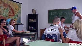 Büyük Doğal Göğüslü Genç (18+) Orgisi, Sakso Ve Grup Seks