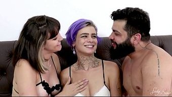 Bir Adamı Aradım Ve Onu Kız Arkadaşımla Ve Benimle Seks Yapmaya Davet Ettim.