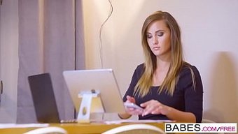 Femdom Bebekler Pantolon Çoraplarında - Hanımefendi Ve Strapon Oyunu Zamanı