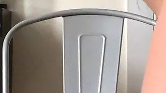 Bir Kız, Seks Oyuncaklarıyla Kendini Tatmin Ediyor