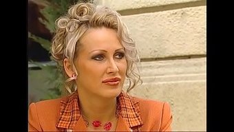 Iki Adam Havuzda Sarışın Bir Milf'I Sırayla Sikiyor