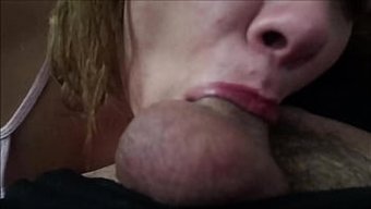 Üvey Kızının Üvey Babasına Sürpriz Bir Oral Creampie Verdiğini Izleyin