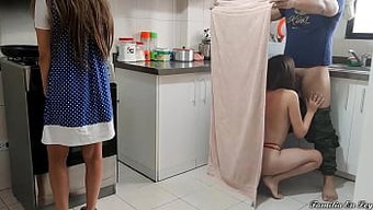 Arkadaşımın Küçük Göğüsleri Ve Dik Göğüsleri Ev Yapımı Bir Videoda Analiz Ediliyor