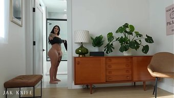 Latin Bomba Roxanne Roselle Üstüne Binip Aleti Yalıyor.