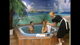 Jacuzzi'Deki Lezbiyenler: Mobil Porno Videosu