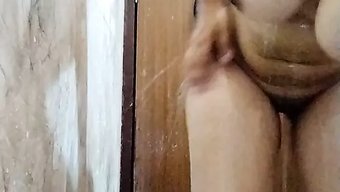 18 Yaşındaki Hint Üvey Kızı Banyoda Mastürbasyon Yapıyor