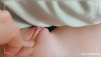 Ince 18 Yaşındaki Kız Uyandıktan Sonra Seks Hayal Ediyor. Parmaklarıyla Kendini Tatmin Ediyor, Orgazma Giderek Yaklaşıyor