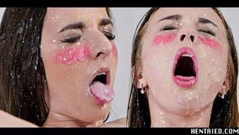 Dört Kız Kendilerini Tatmin Ediyor Ve Gerçek Hayattaki Hentai Sahnesinde Içine Boşalma Alıyorlar